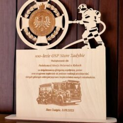 Statuetka drewniana strażak i herb jednostki