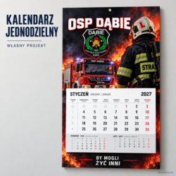 Kalendarz strażacki jednodzielny 2027 z indywidualną grafiką OSP Dąbie, herbem jednostki, strażakiem i samochodem pożarniczym.
